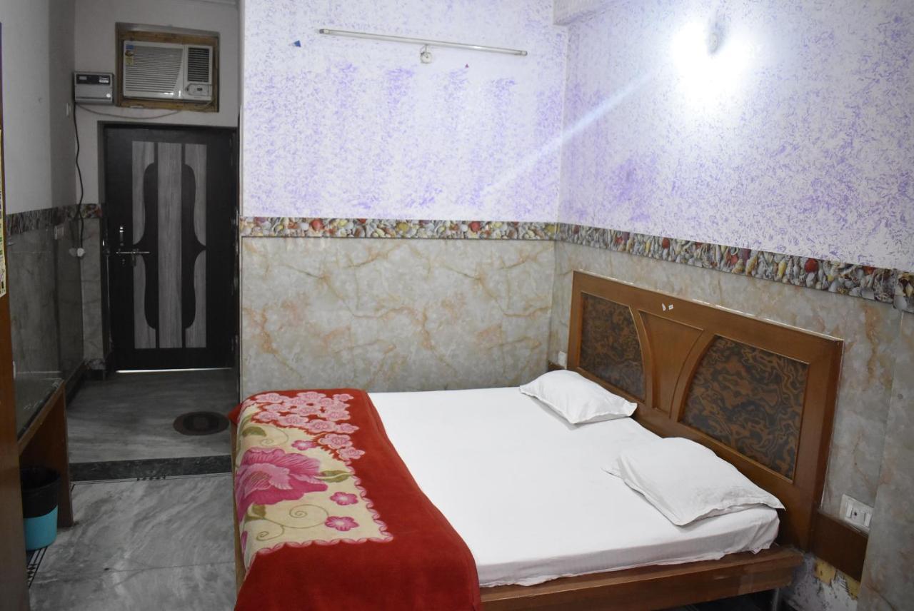 Vrindāvan Hotel Shri Hari Palace By Wb Inn מראה חיצוני תמונה